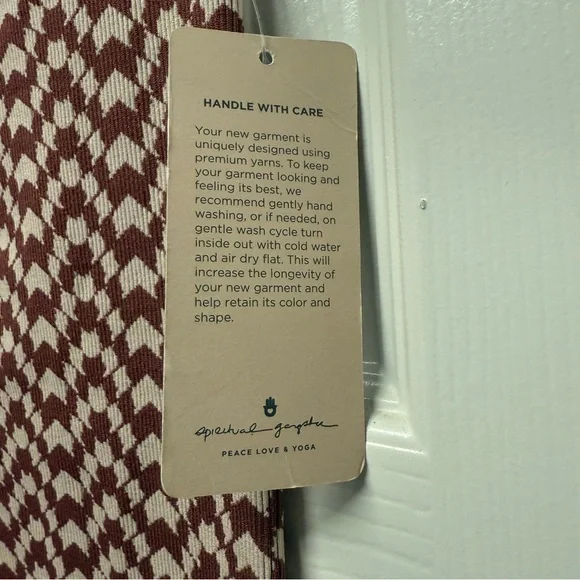 Spiritual Gangster| NWOT Women’s Size M/L Jacquard 7/8 Legging in Burgundy - Picture 8 of 10